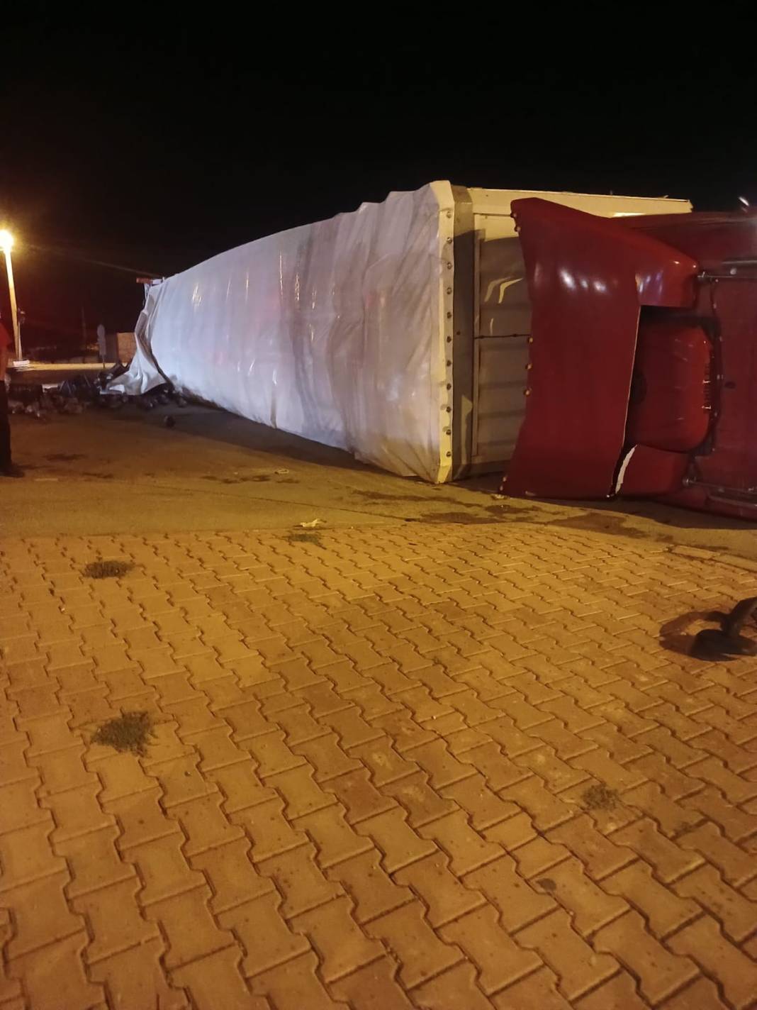 Konya’da lahana yüklü TIR devrildi, yol kapandı 2